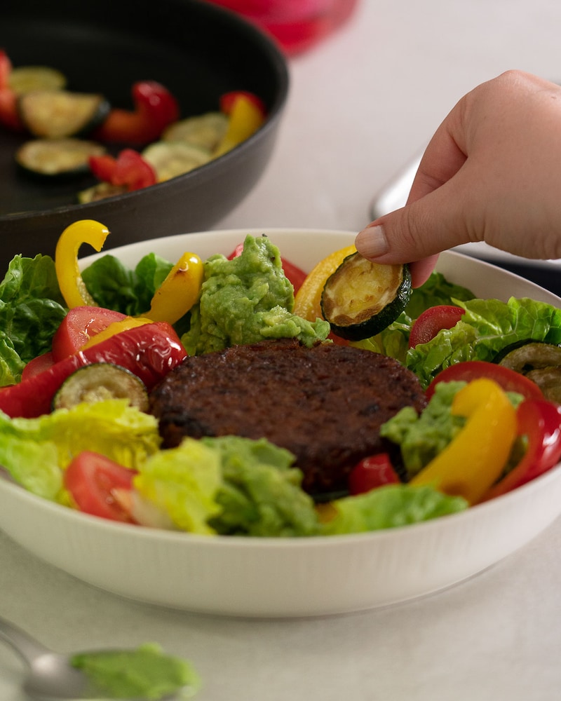 Dieses Bild zeigt wie der Salat angerichtet wird.