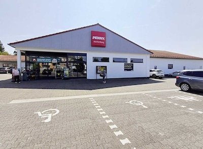 Sie sehen den Eingang vom Penny Markt in Hachenburg Koblenzer Str. 3