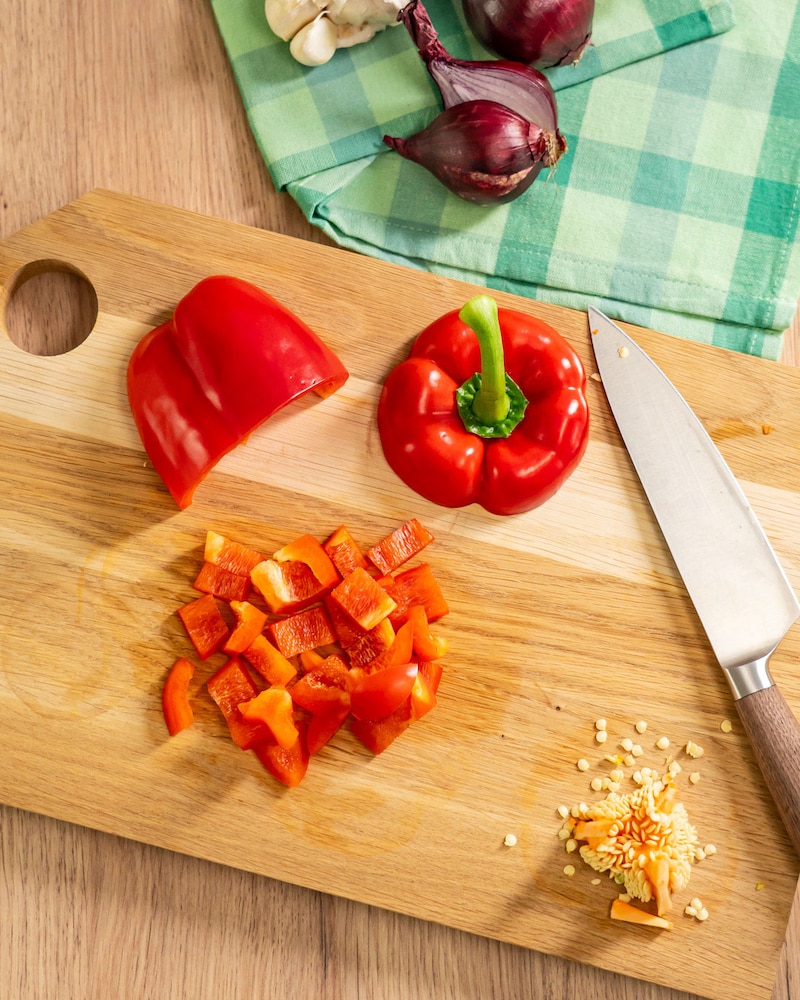 Dieses Bild zeigt wie die Paprika geschnitten wird.