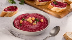 Dieses Bild zeigt den fertigen Rote Bete Hummus.