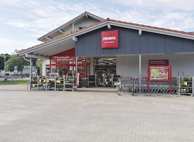 Sie sehen den Eingang vom Penny Markt in Gmund Miesbacher Str. 1A