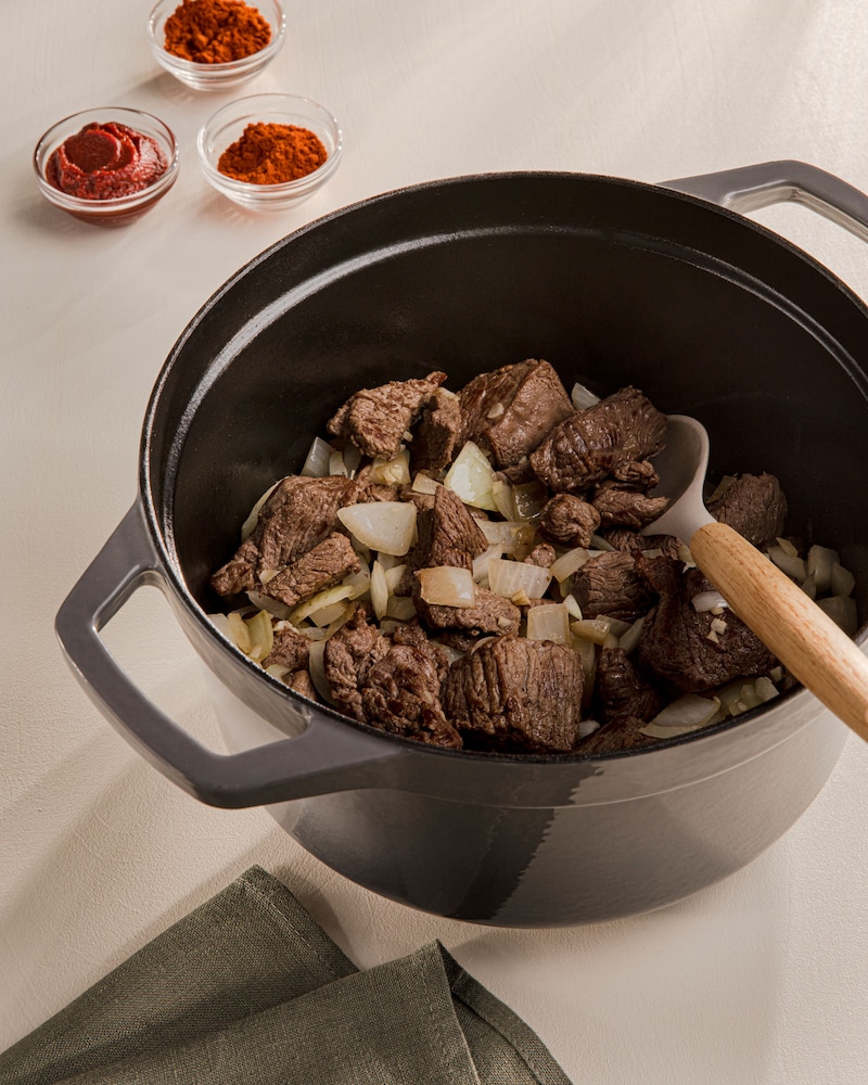 Das Foto zeigt das angebratene Fleisch.