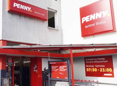 Sie sehen den Eingang vom Penny Markt in Ruesselsheim, Berliner Str. 3