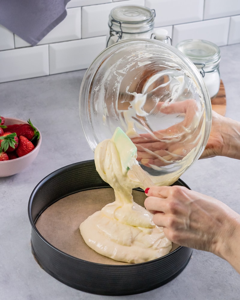 Dieses Bild zeigt wie der Teig in die Form gegeben wird.