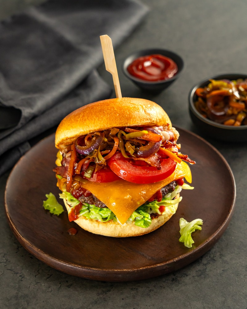 Dieses Bild zeigt den fertigen Burger mit Biergemüse.
