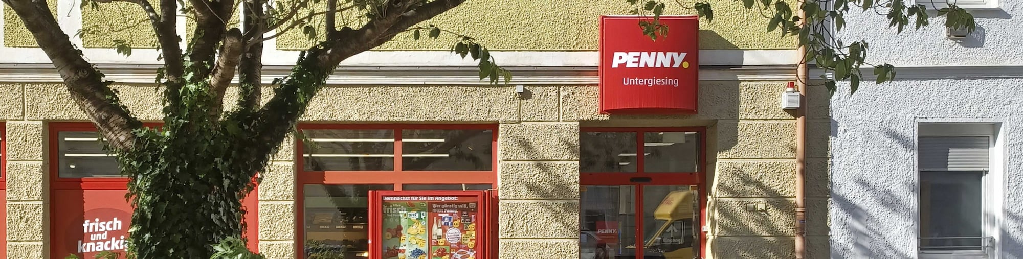 Sie sehen den Eingang vom Penny Markt in München/Untergiesing-Harlachi Winterstr. 12
