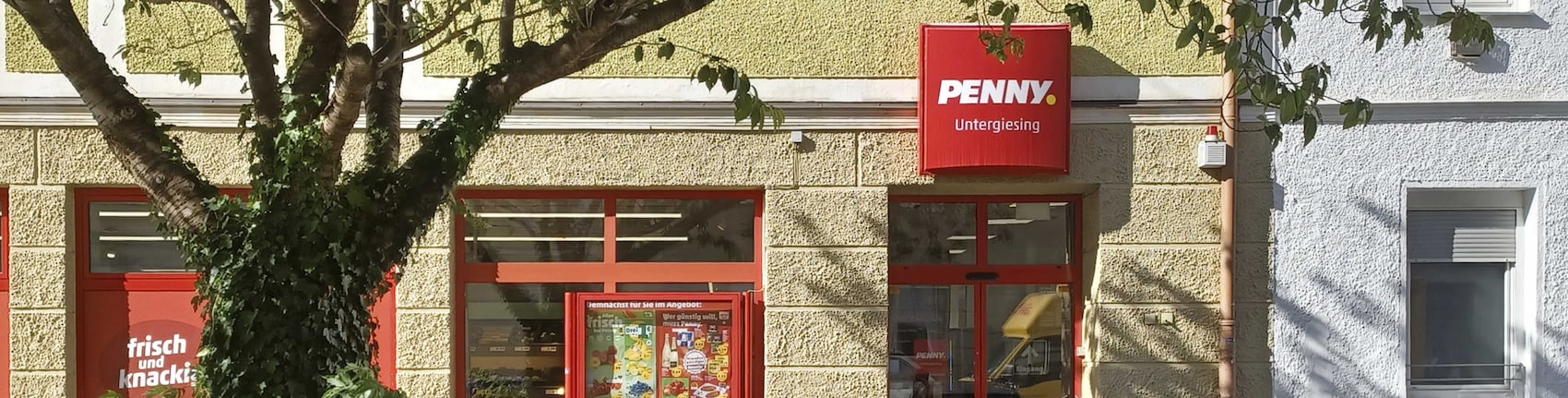 Sie sehen den Eingang vom Penny Markt in München/Untergiesing-Harlachi Winterstr. 12