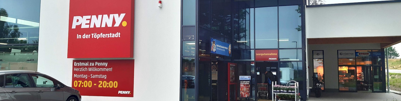 Sie sehen den Eingang vom Penny Markt in Waldenburg Altenburger Straße 70