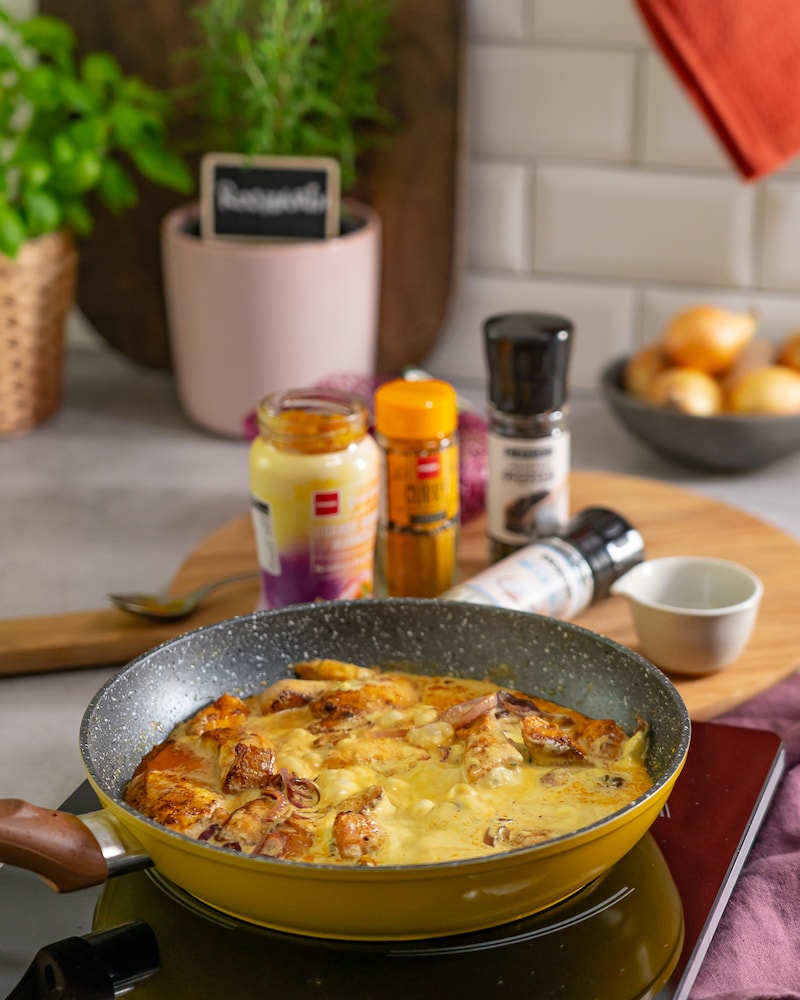 Diese Bild zeigt das Hähnchen und die Zwiebeln in der Sauce.