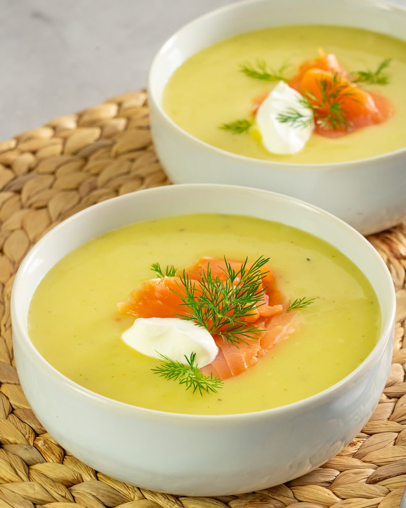Dieses Bild zeigt die fertige Kartoffelsuppe mit Lachs.