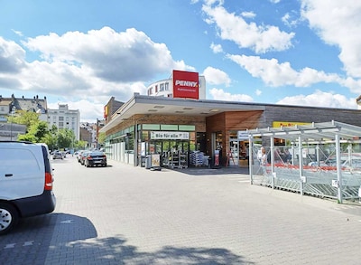 Sie sehen den Eingang vom Penny Markt in Offenbach, Arthur-Zitscher Str. 1