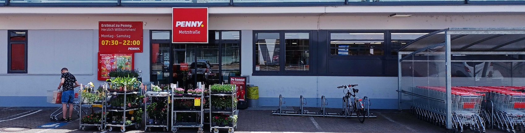 sie sehen den Eingang vom Penny Markt in Stuttgart/Ost Neckarstr. 207