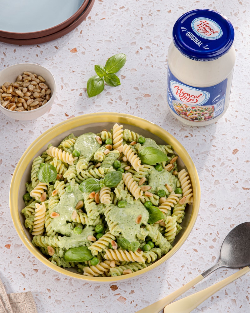 Dieses Bild zeigt den fertigen Nudelsalat mit Avocado.