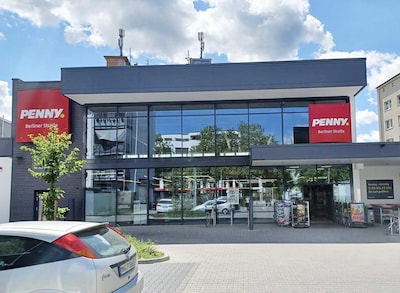 Sie sehen den Eingang vom Penny Markt in Offenbach, Berliner Strasse 256-258