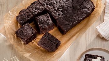 Dieses Bild zeigt die fertigen Brownies mit Kaffee.