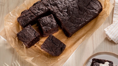 Dieses Bild zeigt die fertigen Brownies mit Kaffee.