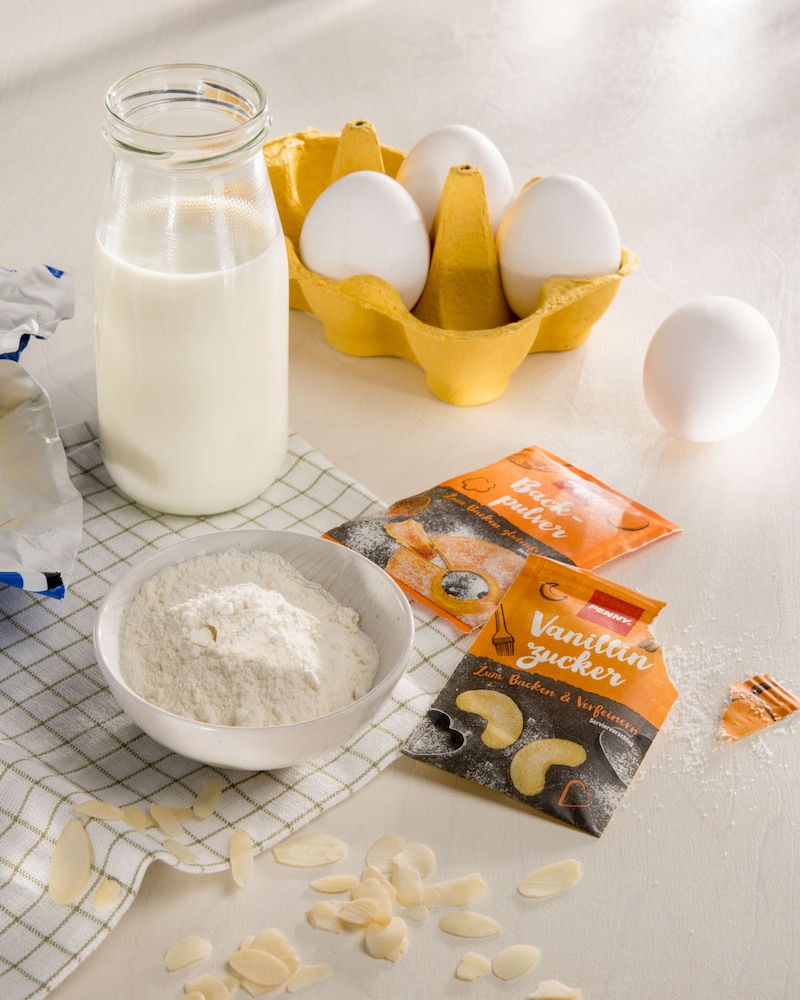 Dieses Bild zeigt Milch, Eier und Vanillinzucker.
