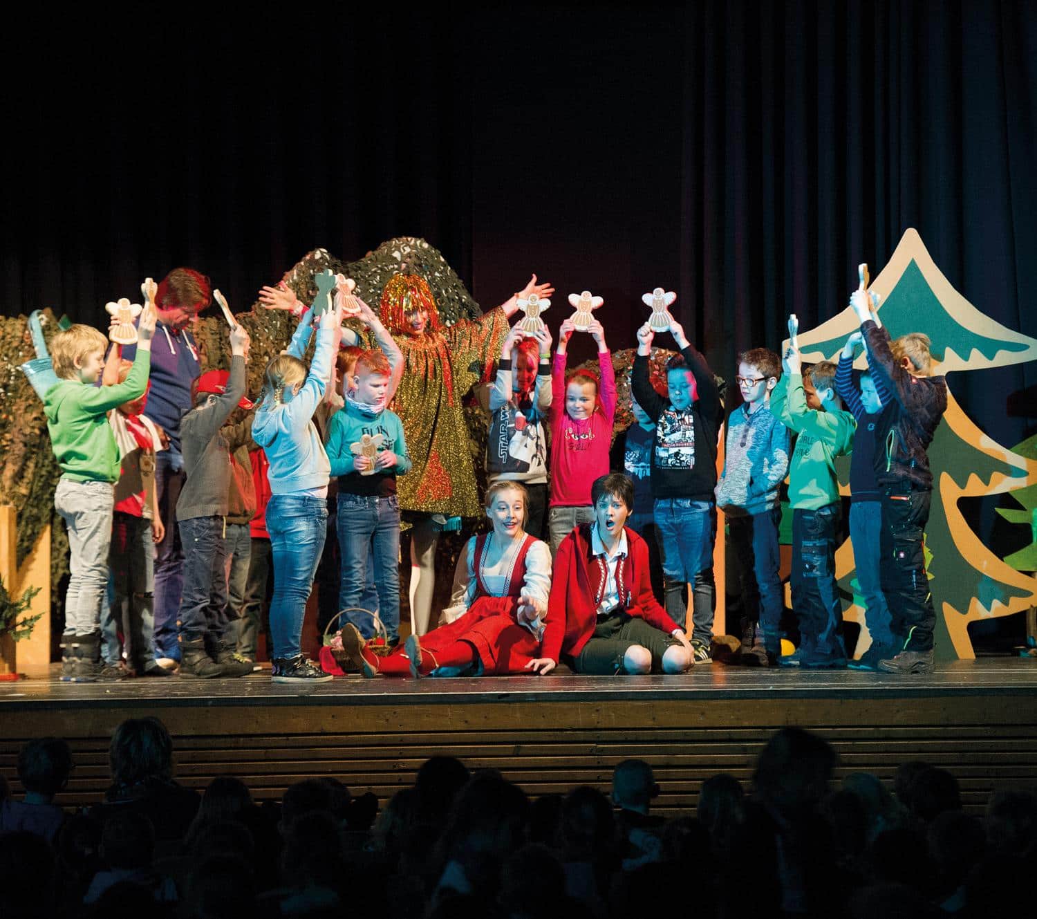 Szene aus einer Theaterauffuehrung der Kinder