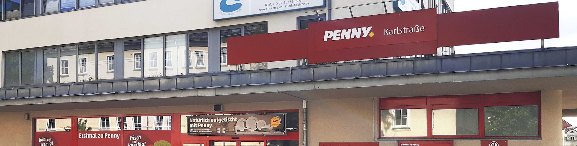 Sie sehen den Eingang vom Penny Markt in Plauen Karlstrasse 7