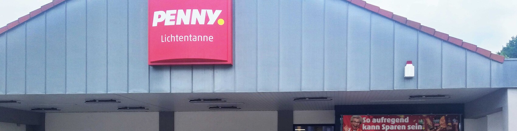 Sie sehen den Eingang vom Penny Markt in Lichtentanne Bahnhofstr. 9A