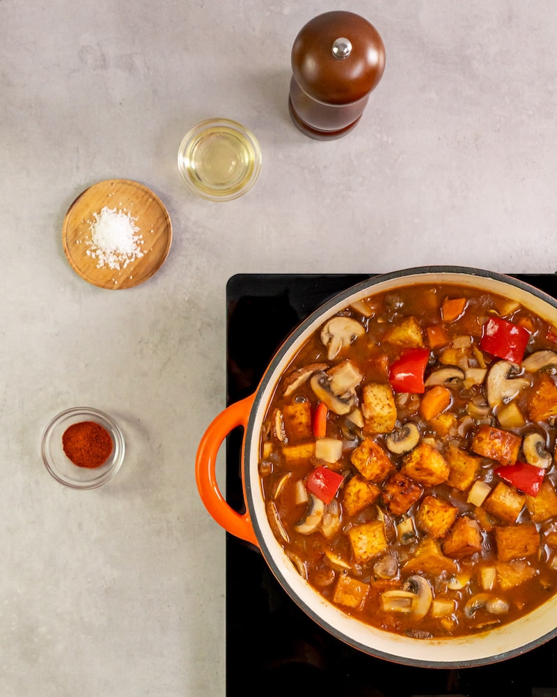 Dieses Bild zeigt die Gewürze mit dem veganen Gulasch.