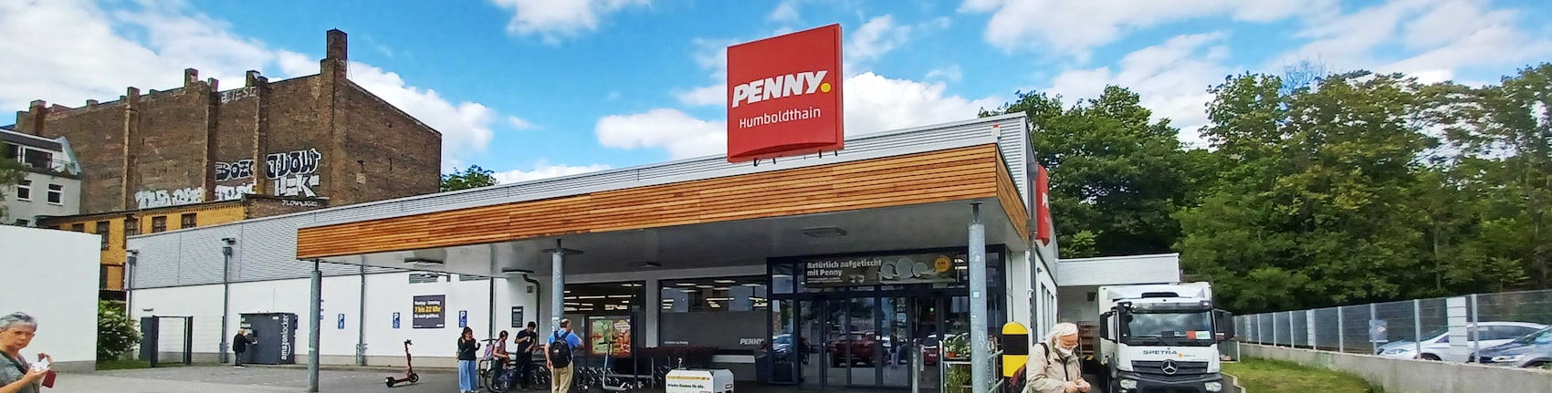 Sie sehen den Eingang vom Penny Markt in Berlin/Gesundbrunnen Gerichtstr. 4