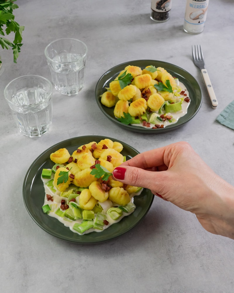 Dieses Bild zeigt das anrichten, der Gnocchi-Lauch-Pfanne.