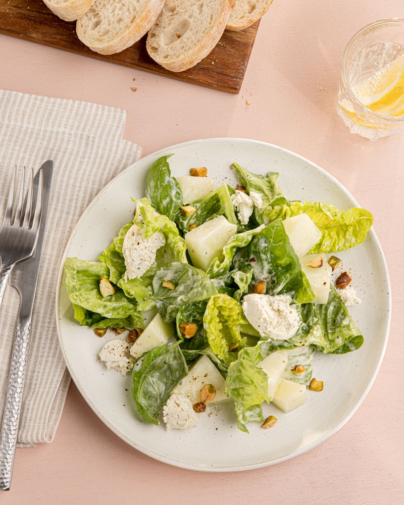 Dieses Bild zeigt den fertigen Honigmelonen Salat mit Basilikum.