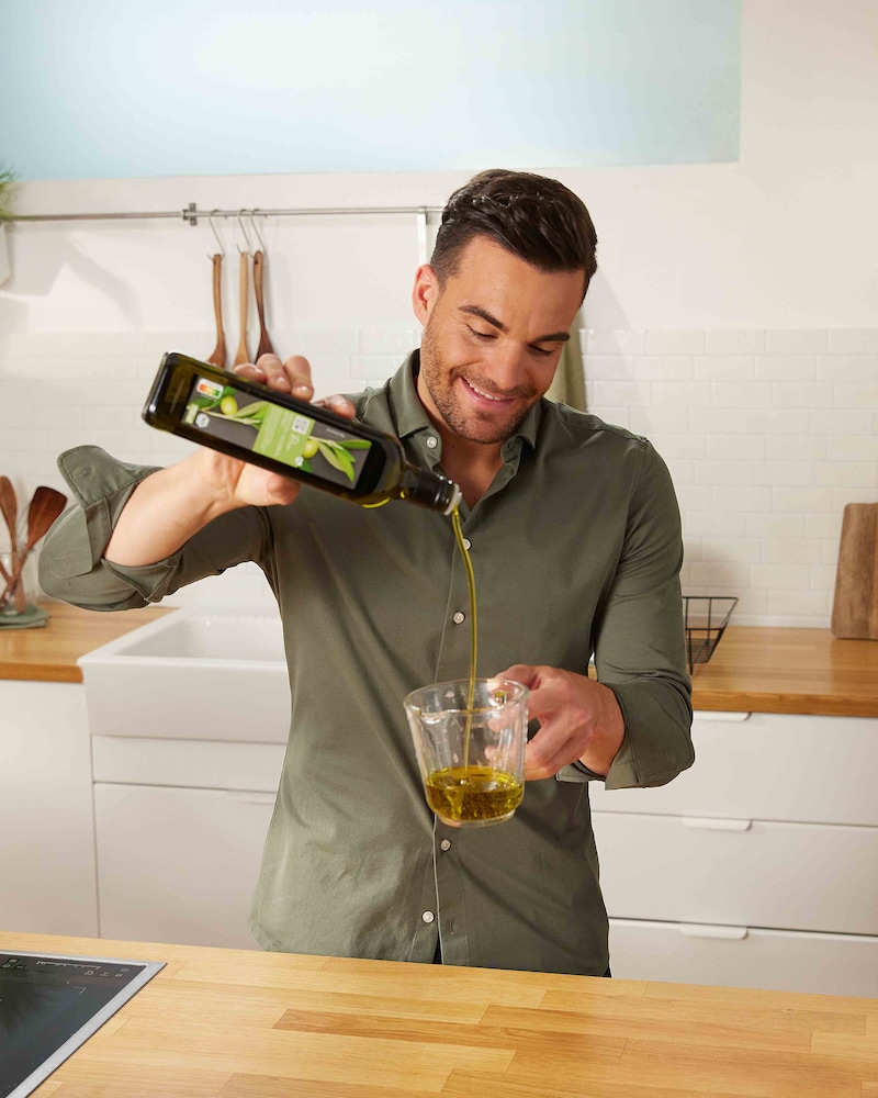 Dieses Bild zeigt Stefano mit dem Rezept für ein Pesto.