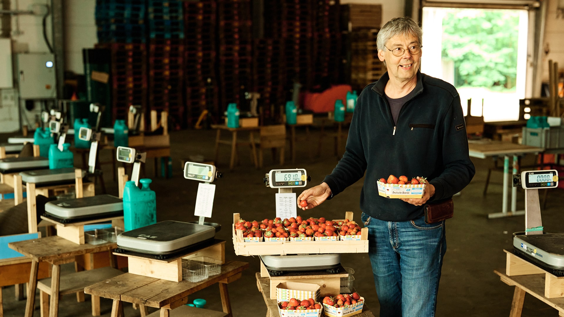 Jochen Putfarken wiegt seine Erdbeeren