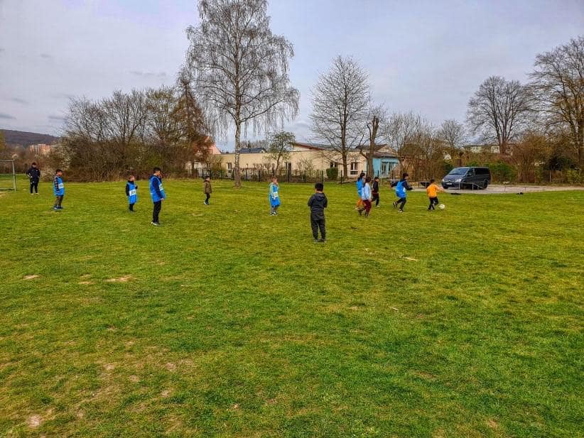 Kinder beim Fußballspielen auf dem Rasen
