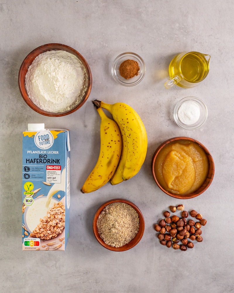 Dieses Bild zeigt die Zutaten für das fertige vegane Bananenbrot.