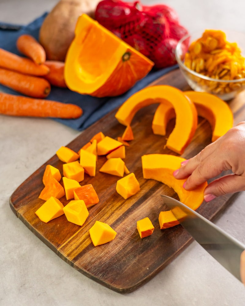 Dieses Bild zeigt wie der Kürbis geschnitten wird.
