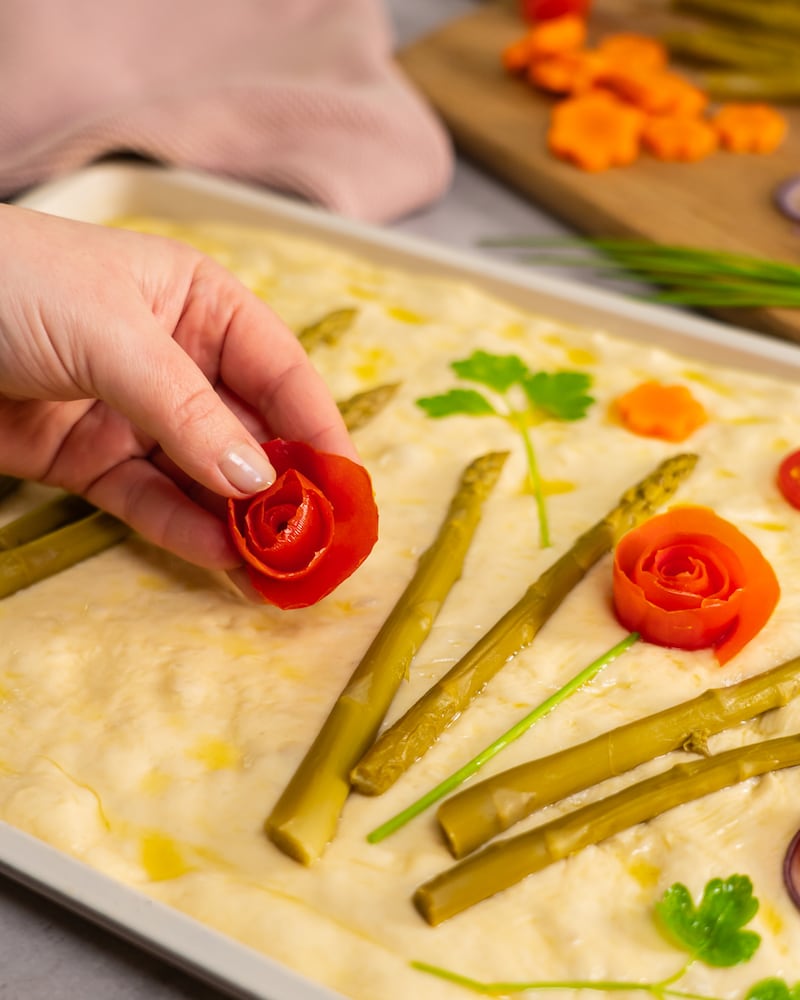 Blumenwiese-Focaccia mit Hirtencreme
