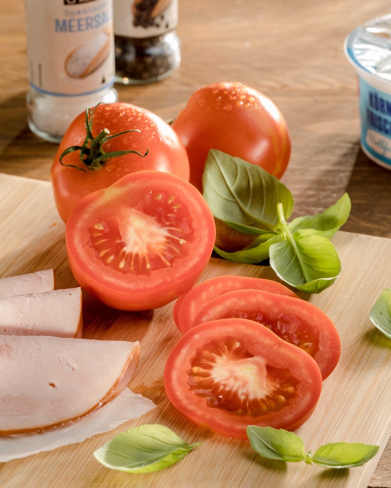Auf diesem Bild siehst du Tomaten und Schinken.