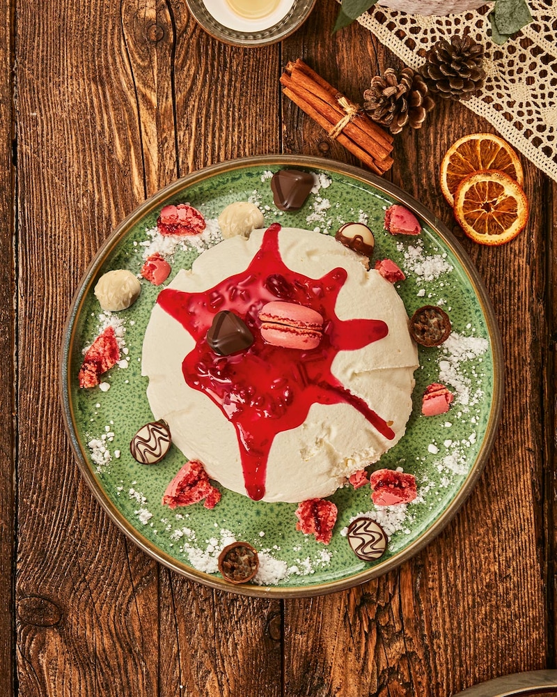 Joghurt-Kuppel mit Winterkirsch-Sauce