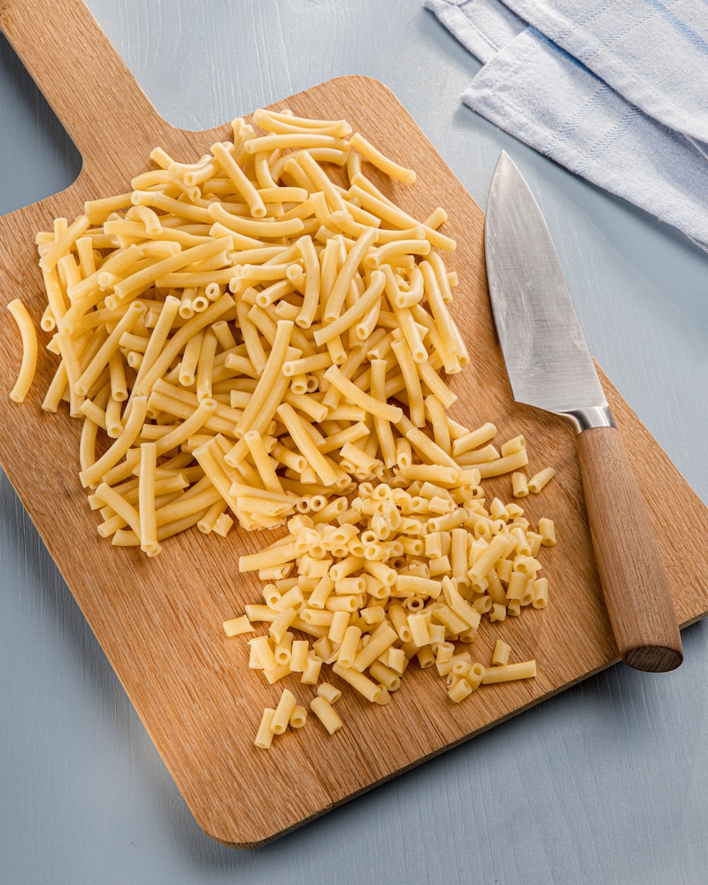 Dieses Bild zeigt wie der Käse geschnitten wird.