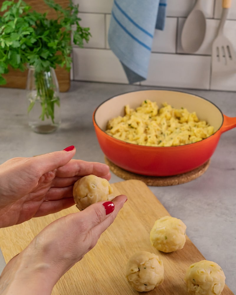 Dieses Bild zeigt wie die Bällchen gerollt werden.