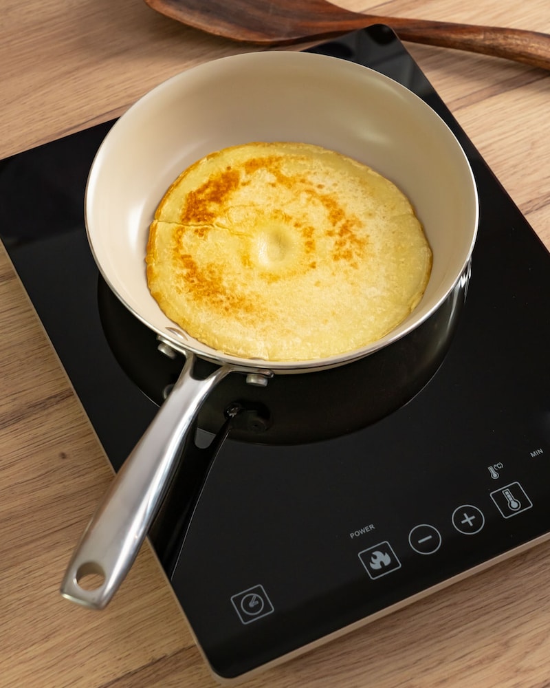 Dieses Bild zeigt wie der Pfannkuchen gebraten wird.