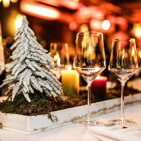 Weihnachtlicher Tisch mit Weingläsern