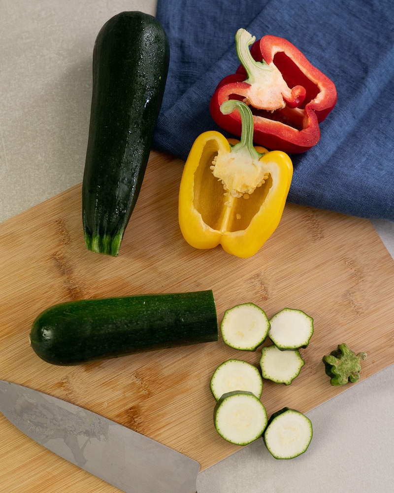 Dieses Bild zeigt wie Zucchini geschnitten wird.