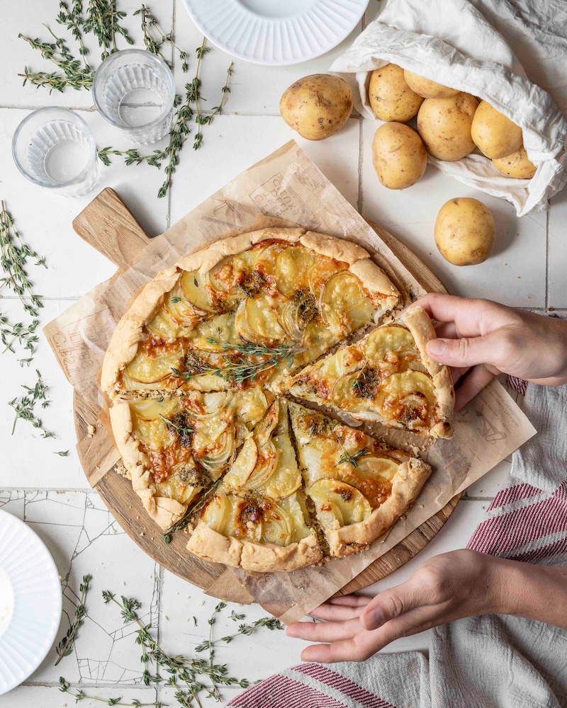 Dieses Bild die fertige Galette mit Kartoffeln und Zwiebeln.