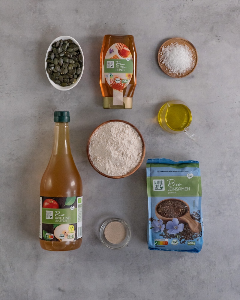 Dieses Bild zeigt die Zutaten für das Dinkelvollkornbrot.