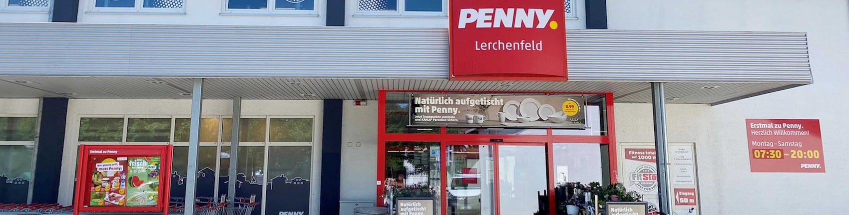 Sie sehen den Eingang vom Penny Markt in Freising, Falkenstrasse 3