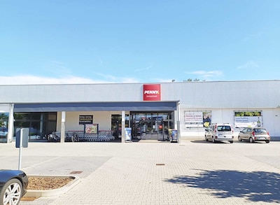 Sie sehen den Eingang vom Penny Markt in Lampertheim, Neuschlossstr. 58