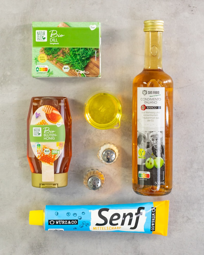 Dieses Bild zeigt alle Zutaten für unser Honig-Senf-Dressing.