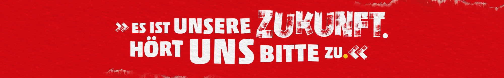 Ein Zitat in weißer Schrift auf rotem Hintergrund: Es ist unsere Zukunft. Hört uns bitte zu. 