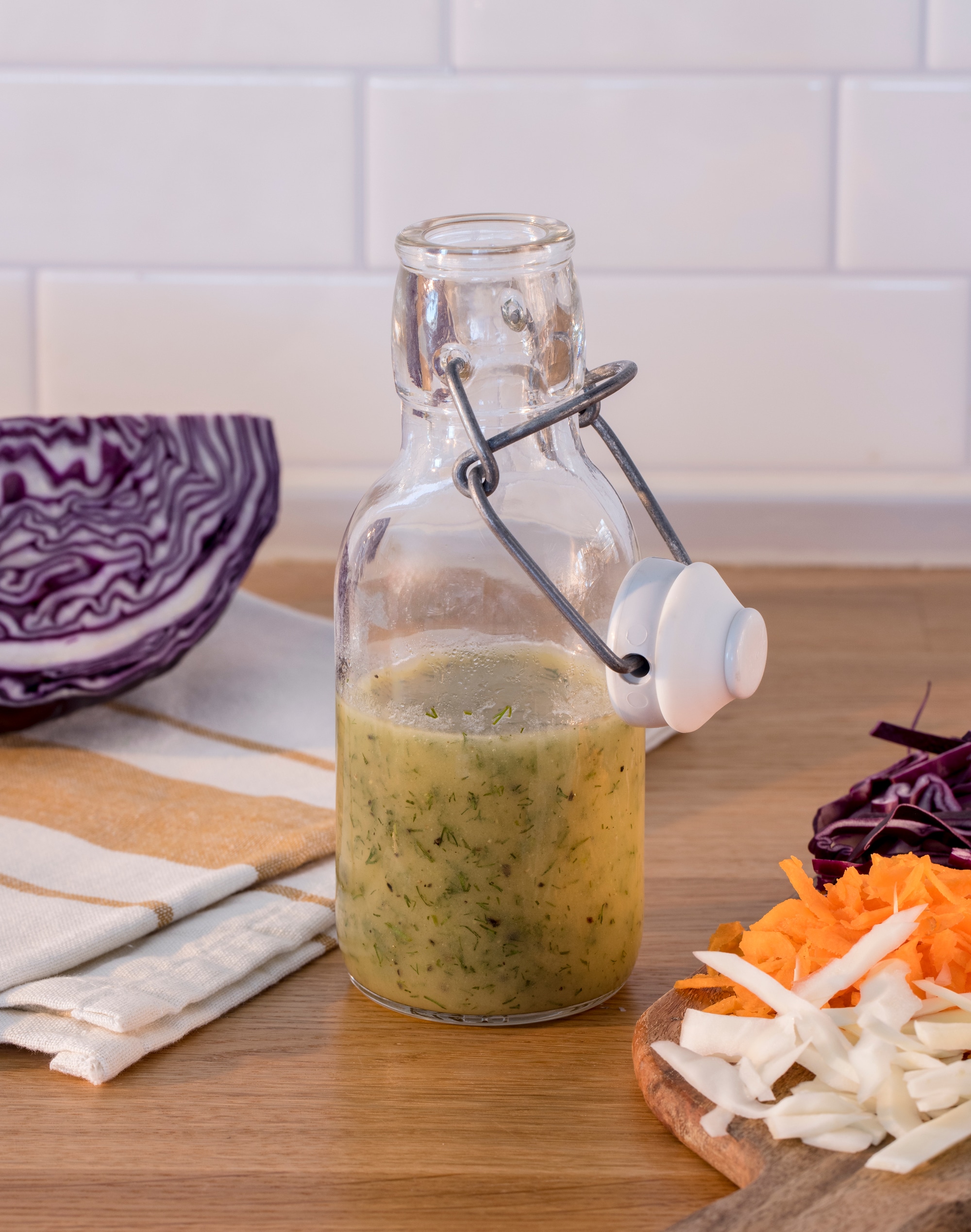 Honig Senf Dressing auf Krautsalat