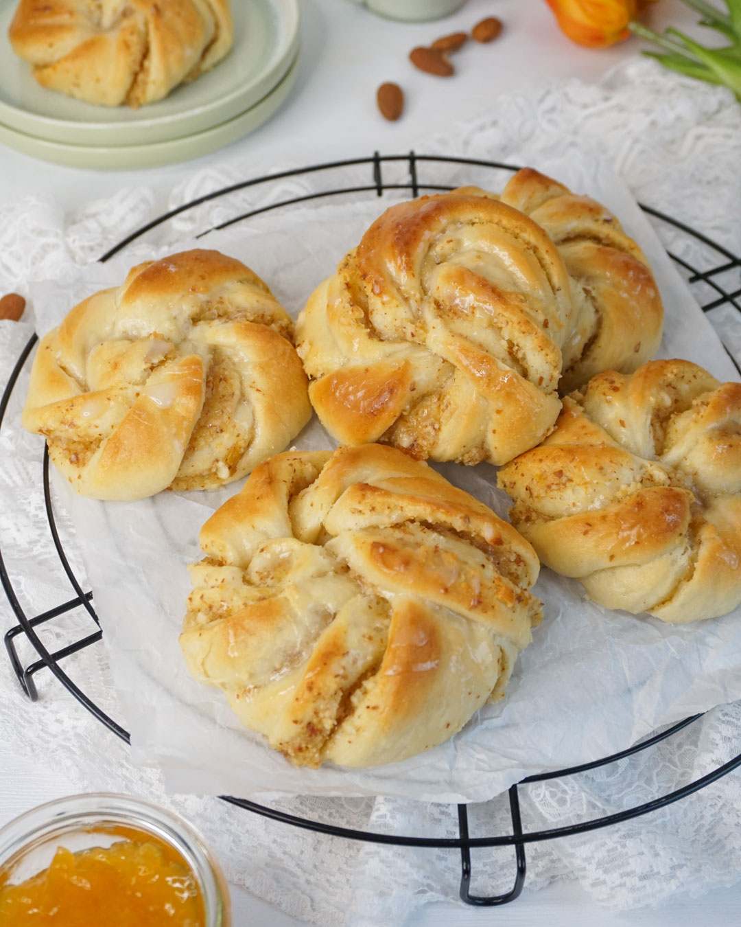 Hefeknoten mit Aprikosenfüllung - einfach selbst gebacken | PENNY.de Hefeknoten mit Aprikosenfüllung - einfach selbst gebacken | PENNY.de