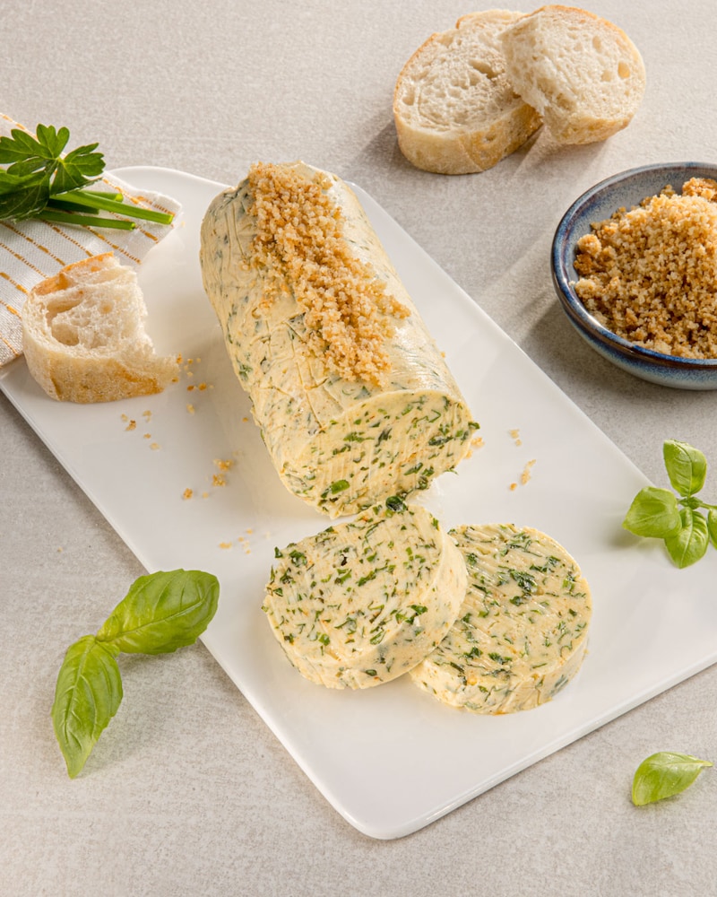 Dieses Bild zeigt die fertige Zitronen-Kräuterbutter.